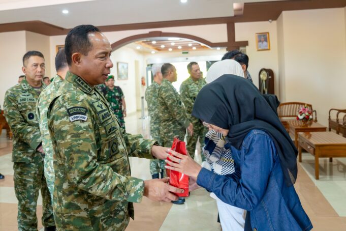 Panglima TNI Kuatkan Hati Keluarga Almarhum Prajurit TNI yang Gugur dalam Penanganan Bencana di Padang