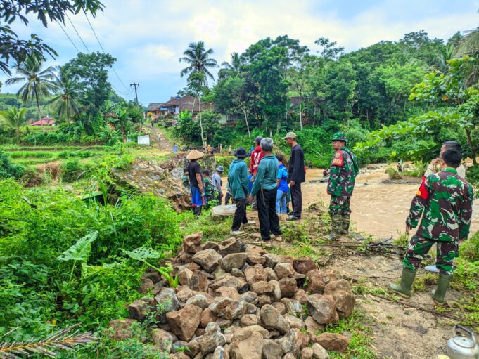 TNI–Rakyat Bersinergi Bangun Jembatan Gantung Penghubung Dua Kecamatan di Sukabumi