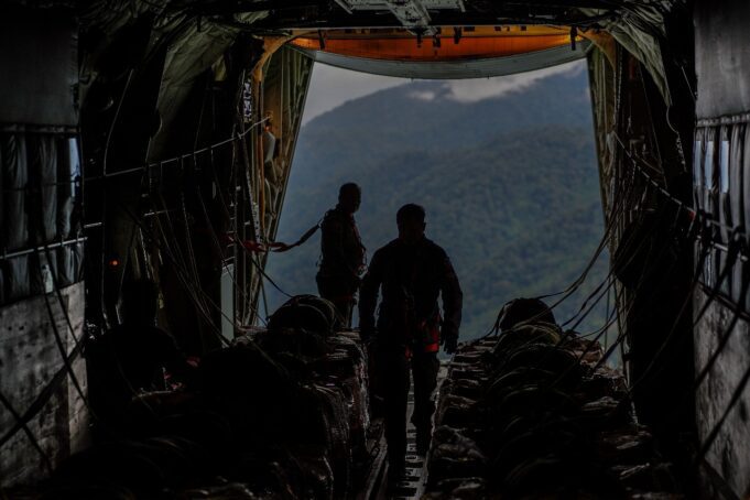 TNI Lakukan Airdrop Bantuan Sembako 5,4 Ton di Blankejeren, Gayo Lues