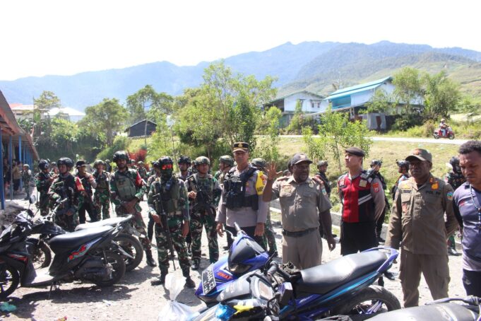 Prajurit Kodim 1714/PJ Bersama Polri Gelar Patroli, Pastikan Keamanan Jelang Perayaan Natal di Puncak Jaya