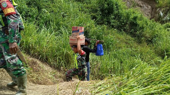 Terisolir, Personel Kodim Aceh Tenggara Jalan Kaki Antar Bantuan ke Ketambe