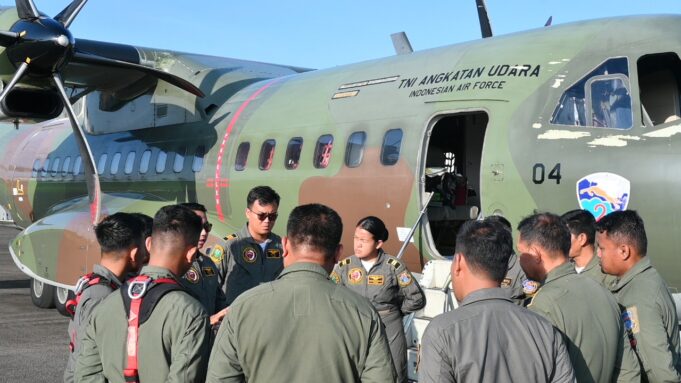 TNI Dropping Logistik dengan Metode Airdrop di Gayo Lues