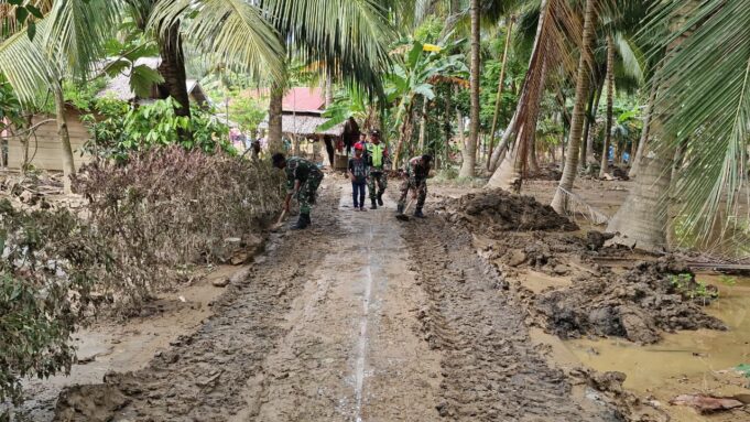 TNI Kerahkan Alat Berat Normalisasi Akses Warga di Bireuen