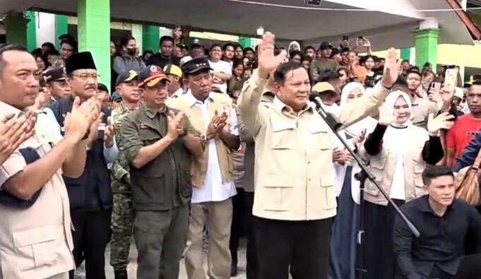 Panglima TNI Dampingi Presiden Prabowo Subianto Tinjau Lokasi Pengungsian Langkat