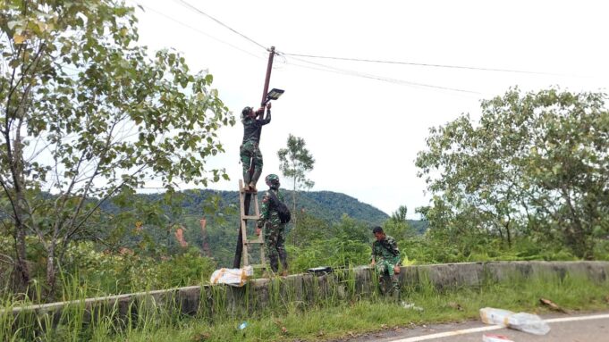Prajurit TNI Pasang Lampu Tenaga Surya, Akses Penerangan Warga Desa Mardame Kembali Normal