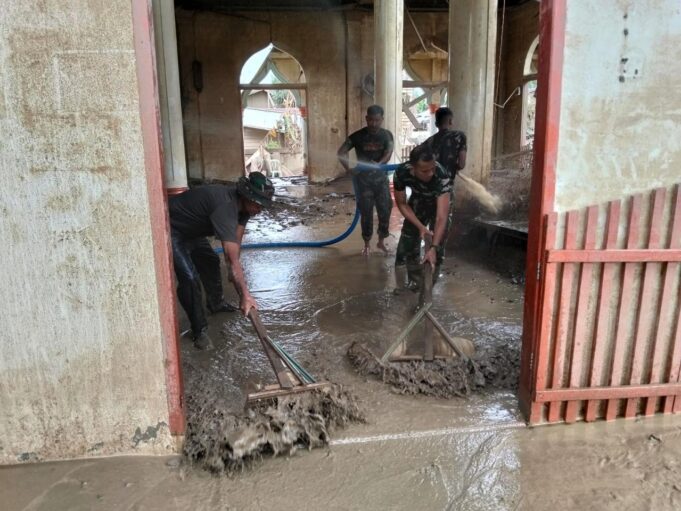 Prajurit TNI Bersama Warga Bersihkan Masjid Tanah Merah Pasca Banjir Aceh Utara