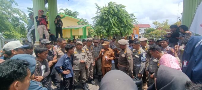 Temui Masa Aksi, Wabup: Siapapun Yang Mainkan Pupuk Bersubsidi, Akan Berhadapan dengan Pemerintah Daerah