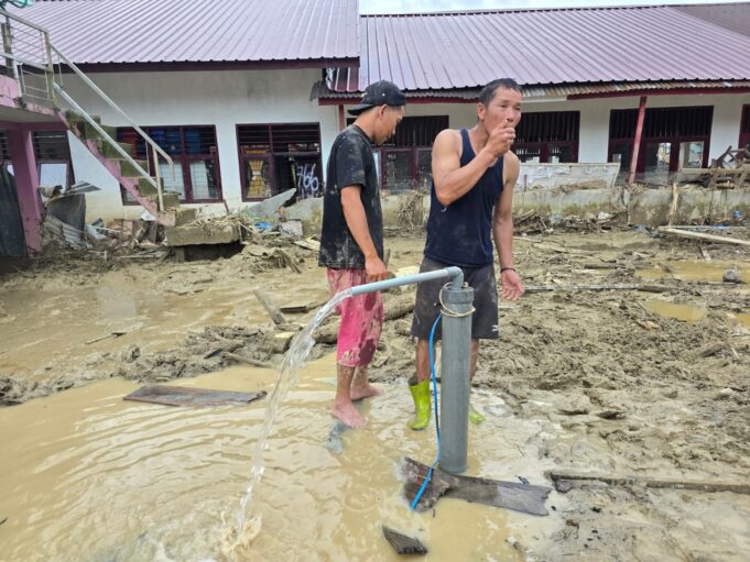 TNI Bangun Sumur Bor untuk Penuhi Kebutuhan Air Bersih Pengungsi Banjir di Batang Toru