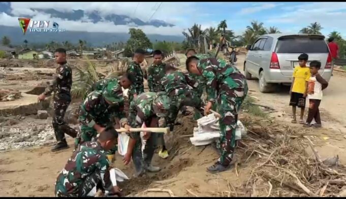 TNI dan Warga Gotong Royong Bangun Jembatan Darurat di Gayo Lues