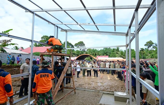 Panglima TNI Dampingi Presiden RI Tinjau Pengungsi, Huntara, dan Infrastruktur di Sumbar