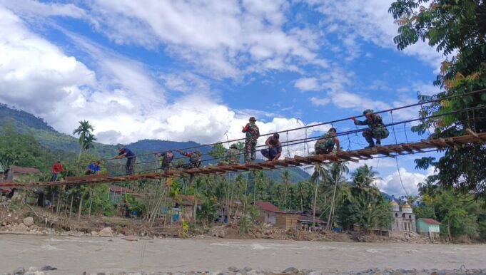 Prajurit TNI Bersama Warga Perbaiki Jembatan Gantung di Aceh Tenggara