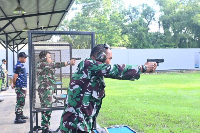 Pelihara Kemampuan Dasar Prajurit, Perwira Lanud Sultan Hasanuddin Laksanakan Latihan Menembak