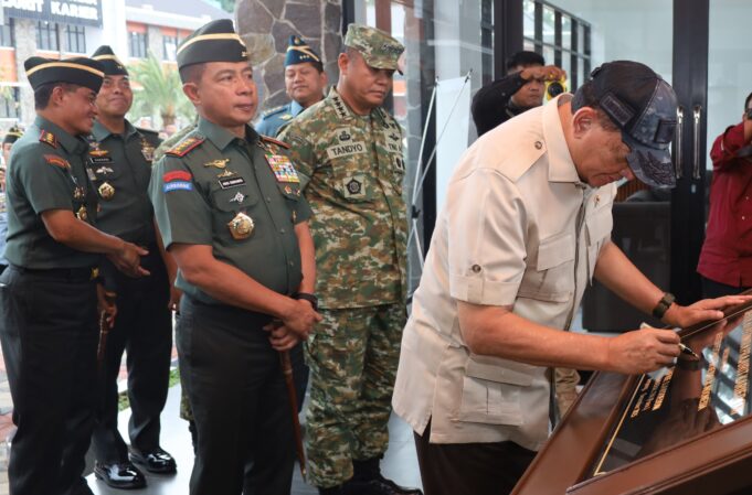 Panglima TNI Dampingi Menhan Resmikan Sarpras Dik Pa PK TNI di Kodiklat TNI Serpong