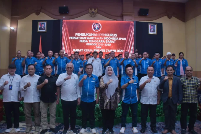 Hadiri Pelantikan Pengurus PWI NTB, Wagub Indah: Kritikan Wartawan Adalah Cermin bagi Pemerintah