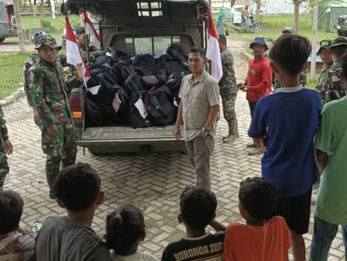 Hadirkan Senyum Anak-Anak Aceh, TNI Salurkan Ribuan Paket Alat Sekolah