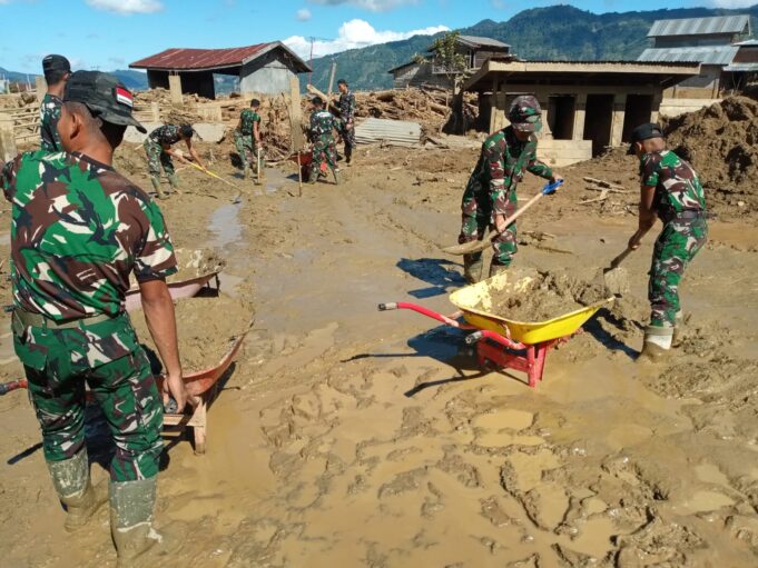 TNI Bersama Warga Gotong Royong Pulihkan Polindes Pascabencana di Aceh Tengah