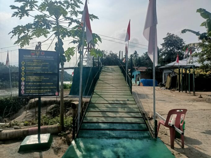 Prajurit TNI Rampungkan Renovasi Jembatan Gantung Garuda, Akses Desa Bandar Kuala Kembali Pulih