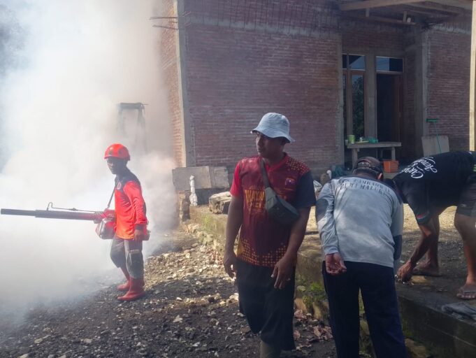 DB Merebak di Semboro, Kader Posyandu dan Perangkat Desa Semboro Lakukan Fogging