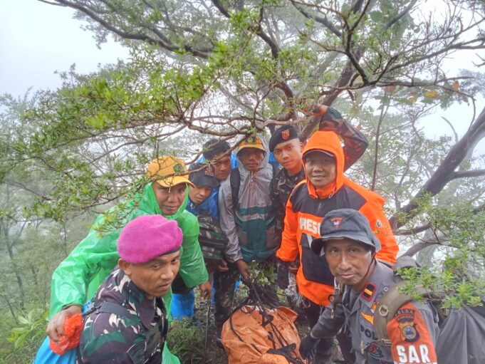 Menembus Hutan dan Tebing, Prajurit TNI Temukan Dua Korban Kecelakaan Pesawat ATR 42-500 di Gunung Bulusaraung