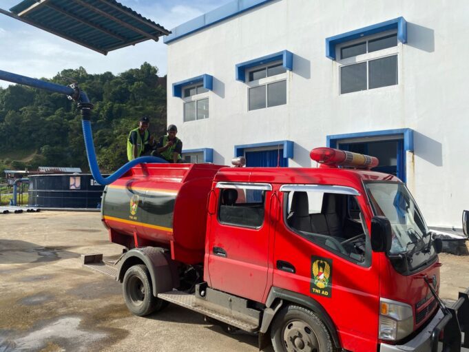 Prajurit TNI Salurkan Bantuan Air Bersih kepada Warga Terdampak Banjir di Kota Padang