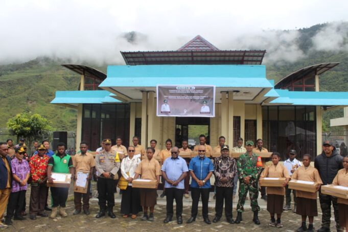 Dandim 1714/PJ Dampingi Gubernur Papua Tengah Bagi Laptop Gratis Se-Pelajar di Kab. Puncak Jaya