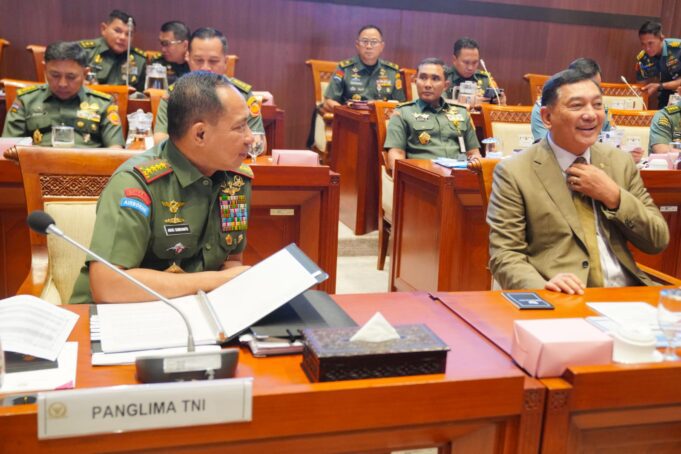 Panglima TNI Dampingi Menhan RI Rapat Kerja dengan Komisi I DPR RI