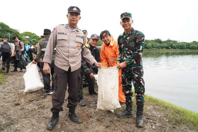 Jaga Jakarta Bersih, Pangdam Jaya Bersama Forkopimda Pimpin Kerja Bakti Serentak di Seluruh Wilayah Kodam Jaya