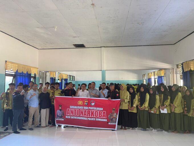 SMAN 1 Moyo Utara Bersama FH UNSA dan SatresNorkoba Polres Sumbawa Bentengi Siswa Dari Bahaya Norkoba