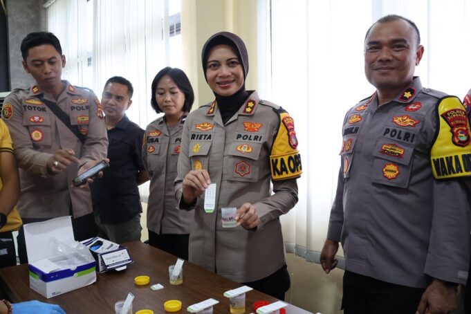 Kapolres Sumbawa Pimpin Tes Urine Mendadak Pejabat Utama