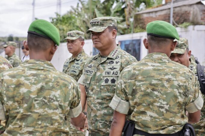 Wapang TNI Dampingi Menhan RI Tinjau Yonif TP 888, Perkuat Pertahanan Negara