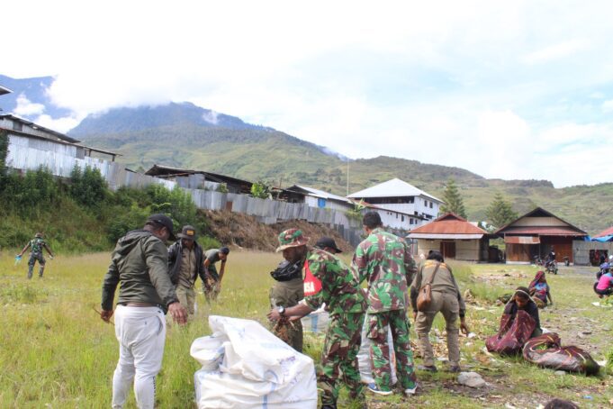 Karya Bakti Gabungan TNI-Polri dan Pemda: Pembersihan Sampah di Pasar Mama-Mama (Nagalomuni) Mulia Kota