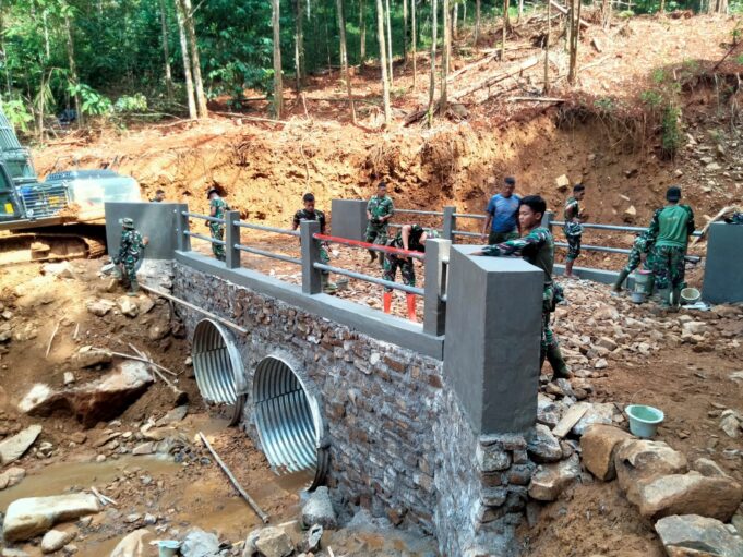 Satgas Gulbencal Kodam I/BB Tuntaskan Jembatan Armco Kedua, Percepat Pemulihan Akses Warga Pascabencana