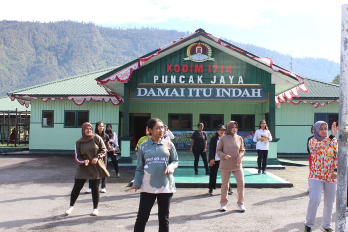 Senam Jum’at Sehat Bersama, Cara Ibu Persit Kodim 1714/Puncak Jaya Tampil Bugar Dan Sehat