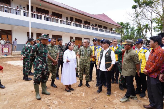 Wakil Ketua I Satgas PRR Letjen TNI Richard Tampubolon Dampingi Menko PMK Penyerahan Bantuan Stimultan Rumah Rusak Pascabencana di Sumatera