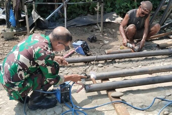 TNI AD Rampungkan Perehapan Jembatan Gantung Desa Empus, Bukti Nyata Pengabdian untuk Rakyat