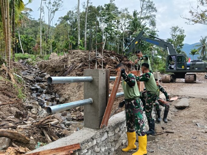 TNI AD Bangun Jembatan Aramco di Agam, Akses Warga Nagari Bayua Kembali Terbuka