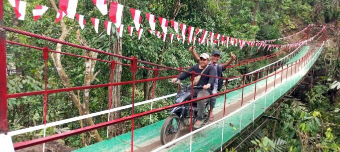 TNI AD Rampungkan Rehab Jembatan Gantung Halimbe, Akses Warga Labura Kembali Lancar