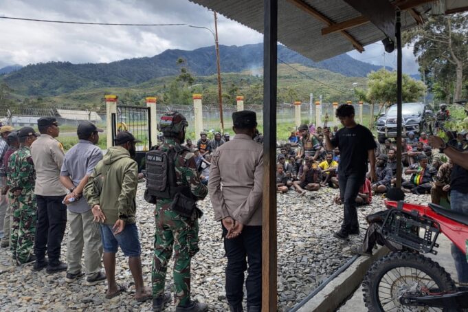 Koramil 1714-01/Ilu Kawal Aksi Demo Damai Masyarakat Distrik Ilu (20 Kampung) di Kabupaten Puncak Jaya