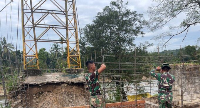 TNI AD Bangun Jembatan Gantung di Bonjol Pasaman, Percepat Pemulihan Akses Warga Pascabencana