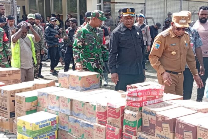 Dandim 1714/PJ Dampingi Bupati Puncak Serahkan Sembako Untuk Masyarakat Pengungsi di Kab. Puncak Jaya