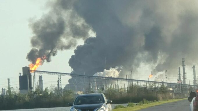Kilang Minyak Terbesar AS Terbakar