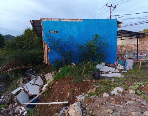 Sebuah Rumah Ambruk ke Sungai
