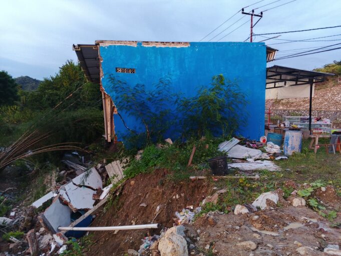 Sebuah Rumah Ambruk ke Sungai
