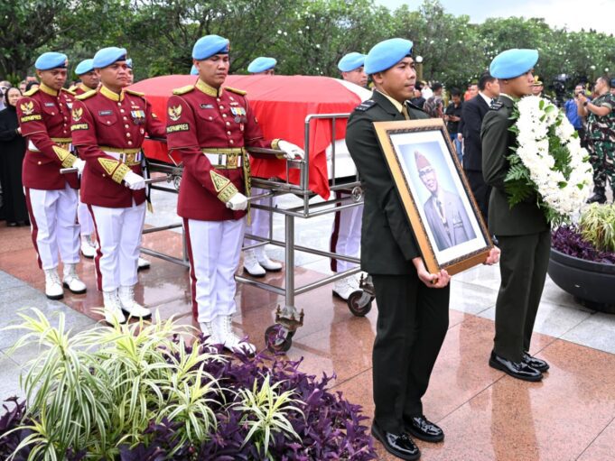 Panglima TNI Pimpin Upacara Penyerahan Jenazah dan Ikuti Upacara Pemakaman Wapres ke-6 RI