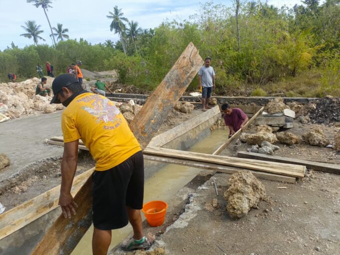 Personel TMMD Ke-127 Kodim 1514/Morotai Lanjutkan Pembuatan Drainase di Desa Gotalamo