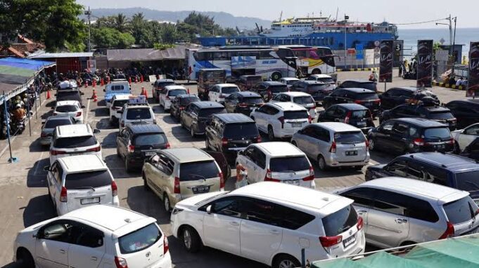 Puncak Arus Balik, Ketapang Ramai Tapi Tetap Terkendali