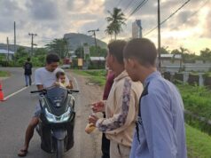 KNPI Kecamatan Maluk Berbagi 1.327 Bungkus Takjil di Teluk Benete