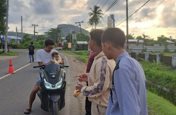 KNPI Kecamatan Maluk Berbagi 1.327 Bungkus Takjil di Teluk Benete