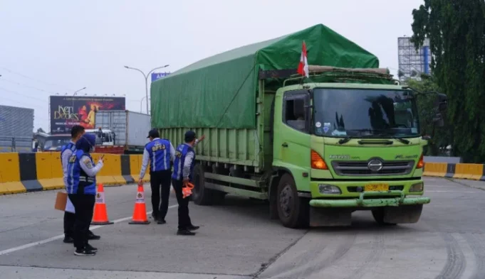 Truk Sumbu 3 Dilarang Saat Momen Lebaran, Istri Para Sopir Bingung Suami Tak Bisa Kerja