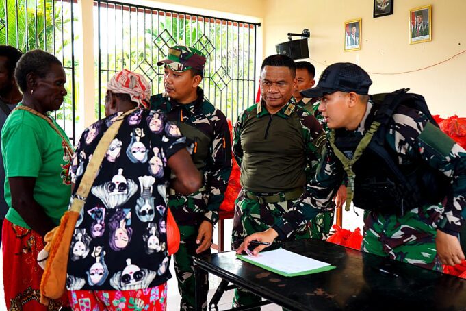 Wujudkan Kepedulian, Koops TNI Papua Gelar Pengobatan Gratis dan Bagi Sembako di Kampung Iwaka